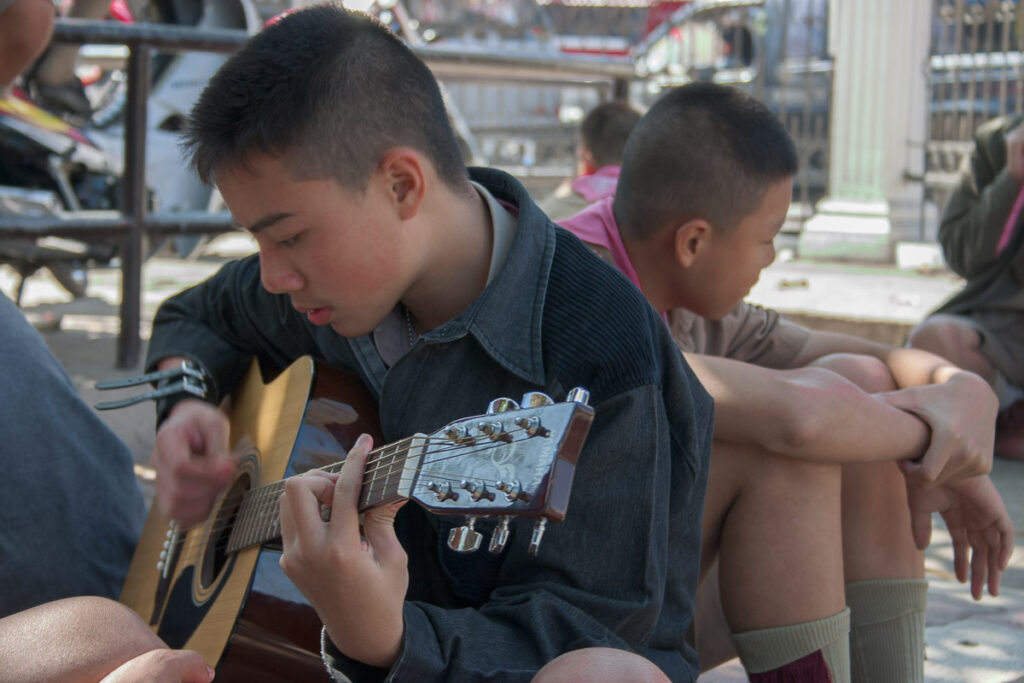 ChiangMai_crw_3199 Young guy with guitar