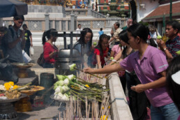 Mensen offeren wierook