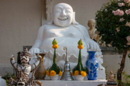 Wit beeld van de lachende Buddha