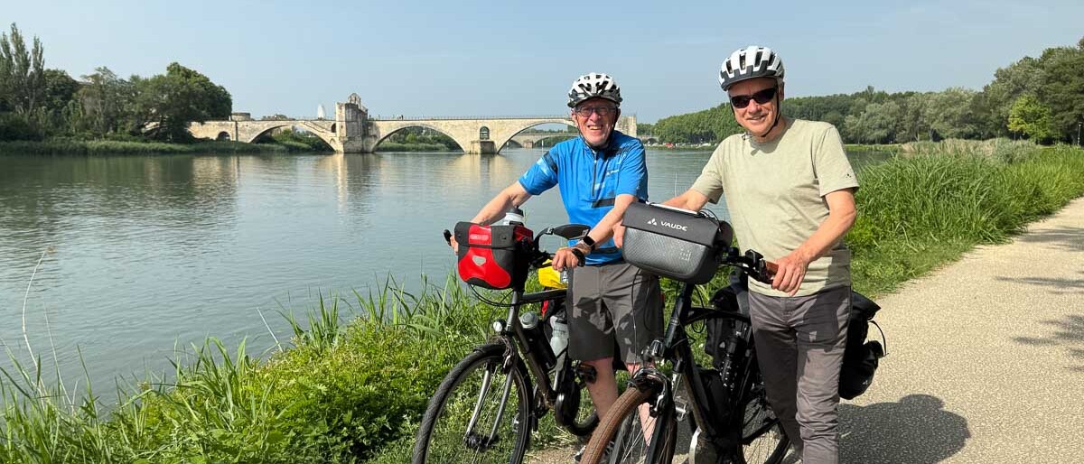 Arjan en Eric met de fiets bij de Pont d'Avignon