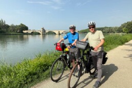 Arjan en Eric met de fiets bij de Pont d'Avignon
