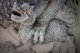 Stenen draak wordt gegrepen door ander beest