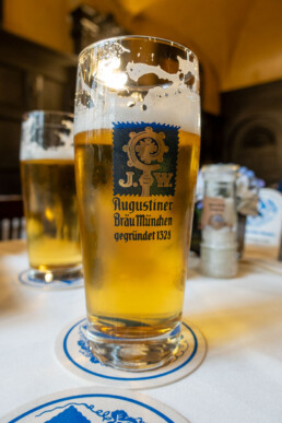 Een glas met Augustiner bier