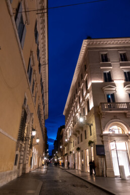 een straat bij avond in Rome