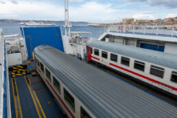 de trein op de veerboot naar Sicilië