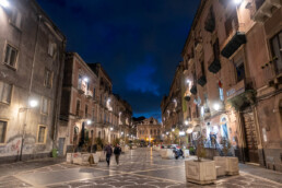 Een straat bij avond in Catania