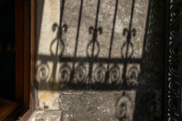 Schaduw van een hek in ons hotel