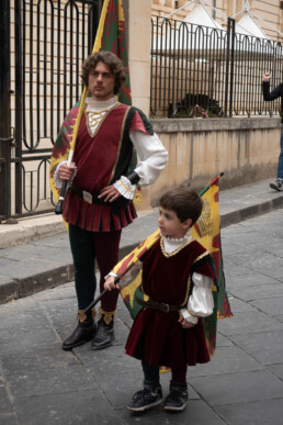 Kind met kleine vaandel