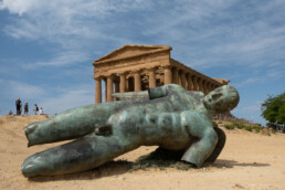 Agrigento tempel met modern beeld