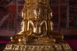 Pilar with buddha sculptures