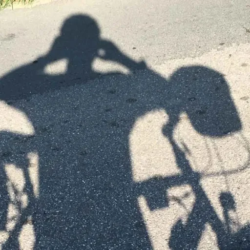 Profiel van Eric met camera naast fiets